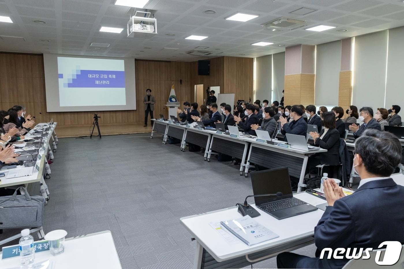 지난 8일 영등포구청에서 진행된 &#39;지역 축제 및 행사장 안전사고 예방을 위한 전 직원 교육&#39; 장면&#40;영등포구 제공&#41;