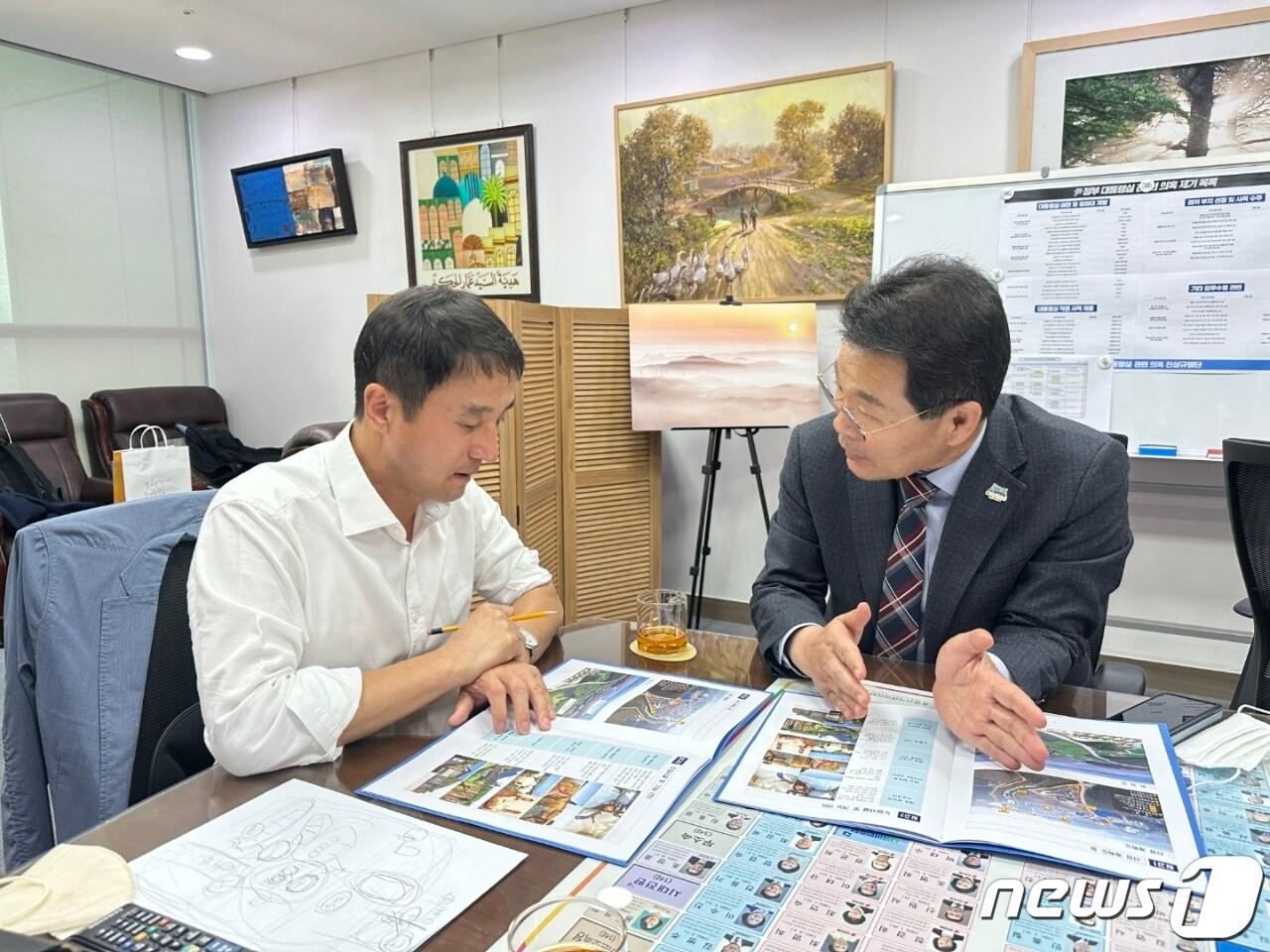 권익현 전북 부안군수가 7일부터 9일까지 3일간 국회를 방문해 지역 현안사업과 정부예산안에 미반영된 사업에 대한 적극적인 예산반영을 건의하는 등 발품행정을 펼쳤다. 권 군수&#40;오른쪽&#41;가 한병도 의원에게 현안사업을 설명하고 있다..&#40;부안군 제공&#41;2022.11.9/뉴스1