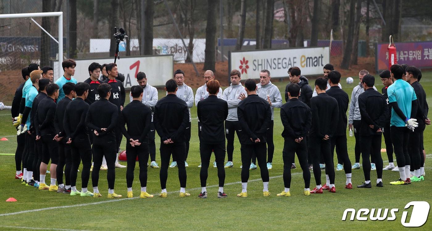 파울루 벤투 축구대표팀 감독이 9일 오후 경기 파주 축구대표팀 트레이닝센터&#40;NFC&#41;에서 선수들에게 훈련을 지시하고 있다. 2022.11.9/뉴스1 ⓒ News1 박세연 기자