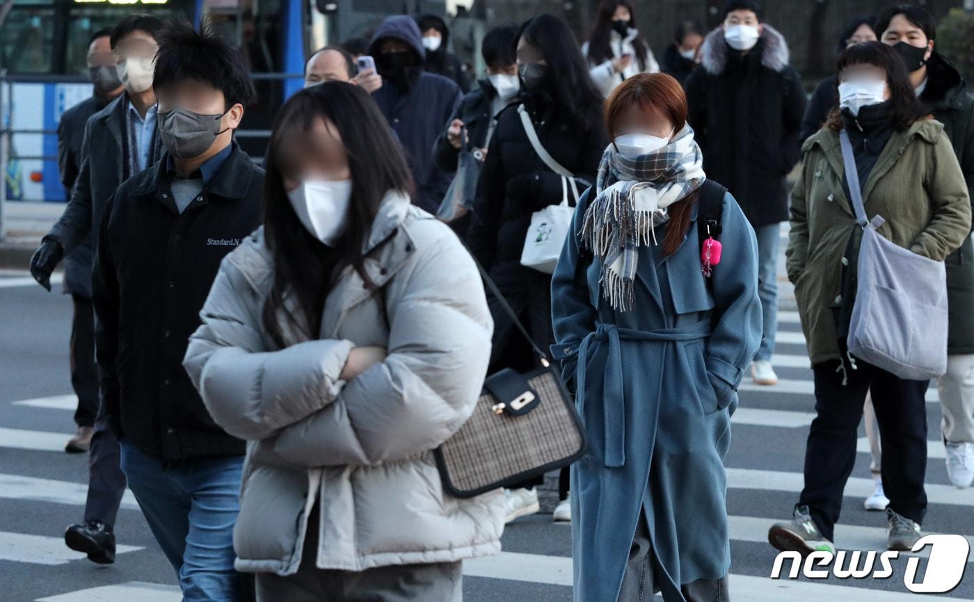 최저기온이 영하 9도까지 떨어지는 등 한겨울 추위를 보인 1일 오전 서울 송파구 송파대로 횡단보도에서 두터운 옷차림의 시민들이 발걸음을 서두르고 있다. 2022.12.1/뉴스1 ⓒ News1 박세연 기자