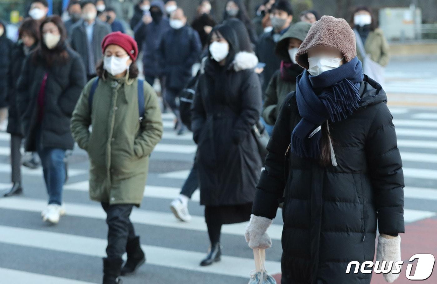 최저기온이 영하9도까지 떨어지는 등 한겨울 추위를 보인 1일 오전 서울 송파구 송파대로 횡단보도에서 두터운 옷차림의 시민들이 발걸음을 서두르고 있다. 2022.12.1/뉴스1 ⓒ News1 박세연 기자