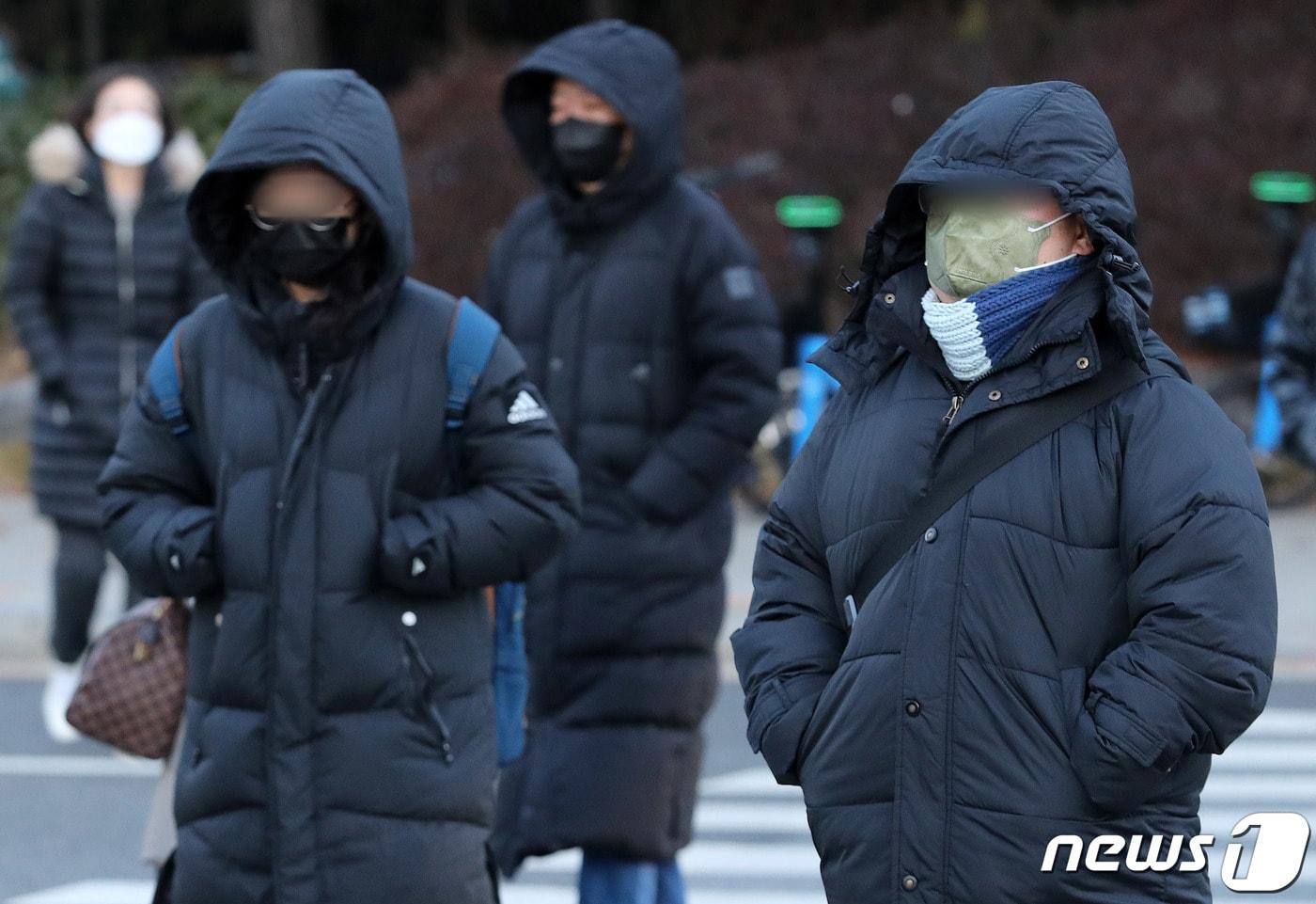 서울 송파구 송파대로 횡단보도에서 두꺼운 옷차림의 시민들이 발걸음을 서두르고 있다. &#40;자료사진&#41;2022.12.1/뉴스1 ⓒ News1 박세연 기자