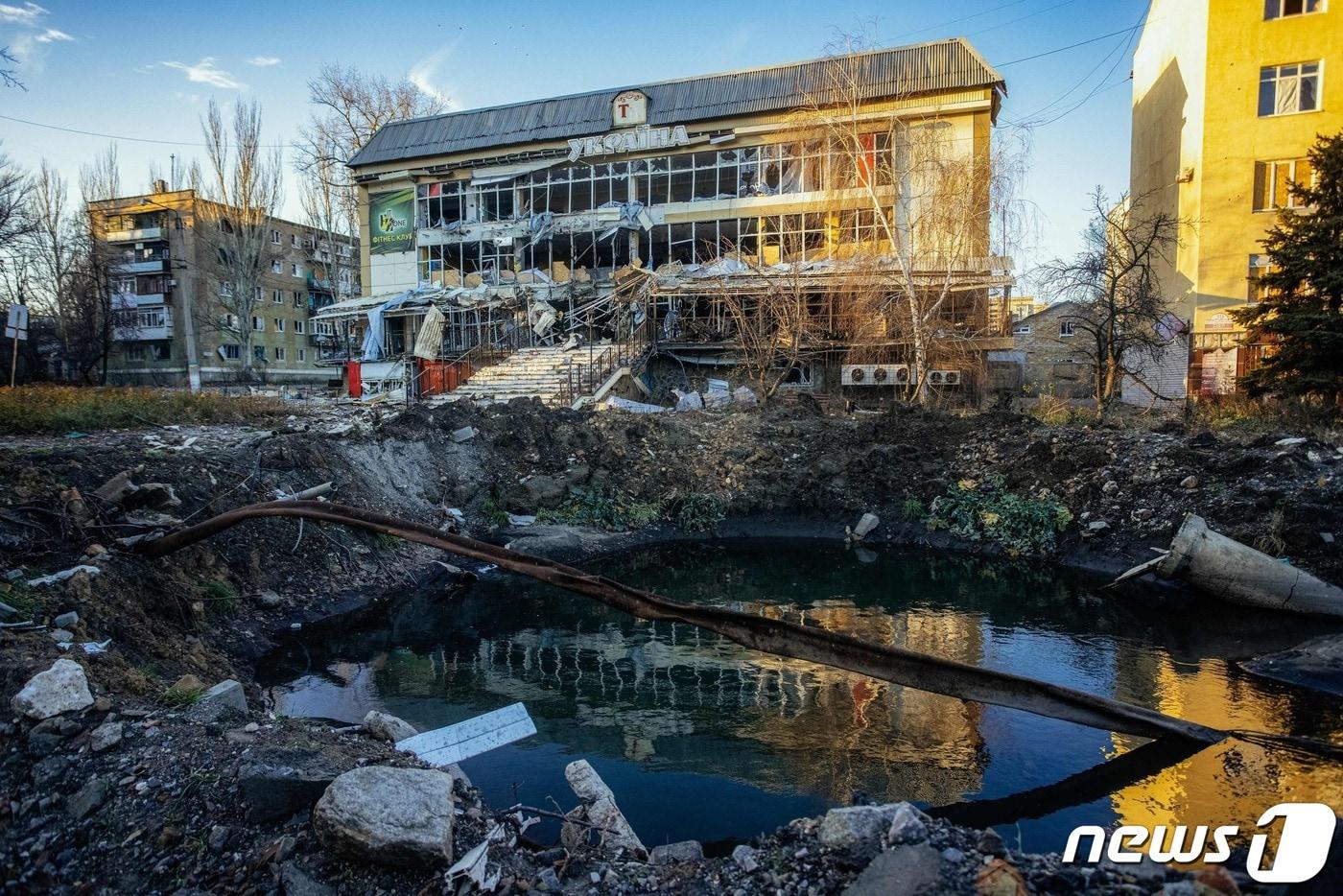 29일&#40;현지시간&#41; 우크라이나 도네츠크의 바크무트에서 러시아 군의 포격을 받아 파괴된 건물과 물 웅덩이가 보인다. ⓒ AFP=뉴스1 ⓒ News1 우동명 기자