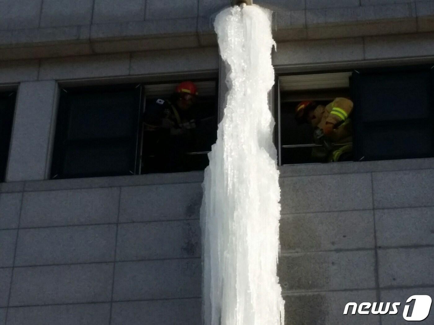 고드름 제거 작업 자료사진.&#40;경기도소방재난본부 제공&#41;