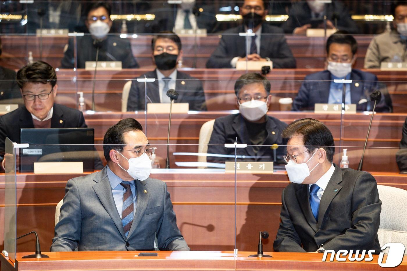 이재명 더불어민주당 대표&#40;오른쪽&#41;와 박홍근 원내대표가 1일 서울 여의도 국회에서 열린 의원총회에서 대화를 나누고 있다. 2022.12.1/뉴스1 ⓒ News1 유승관 기자