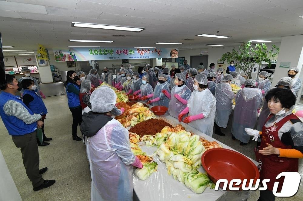 현대삼호중공업 주부대학 총동창회&#40;회장 김옥조&#41;는 1일 전남 영암군 삼호읍에 소재한 사원아파트 4차 기숙사 식당에서 김장 나눔행사를 진행했다. ⓒ News1