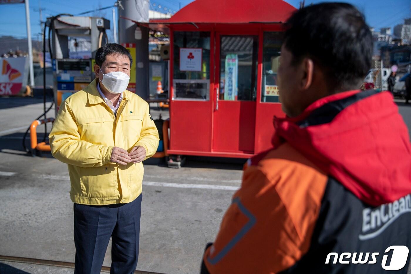 이재영 충북 증평군수가 1일 화물연대 총파업과 관련해 지역 주유소를 찾아 현장을 점검하고 있다.&#40;증평군 제공&#41; / 뉴스1