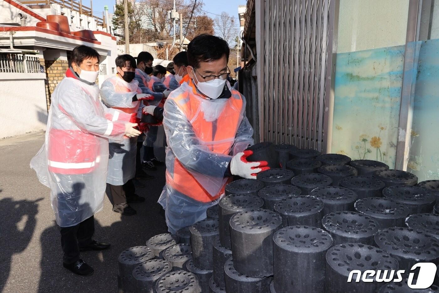 충북교육청은 1일 적십자봉사회와 함께하는 사랑의 따끈따끈 연탄 나눔 봉사활동을 진행했다.&#40;충북교육청 제공&#41;/ 뉴스1