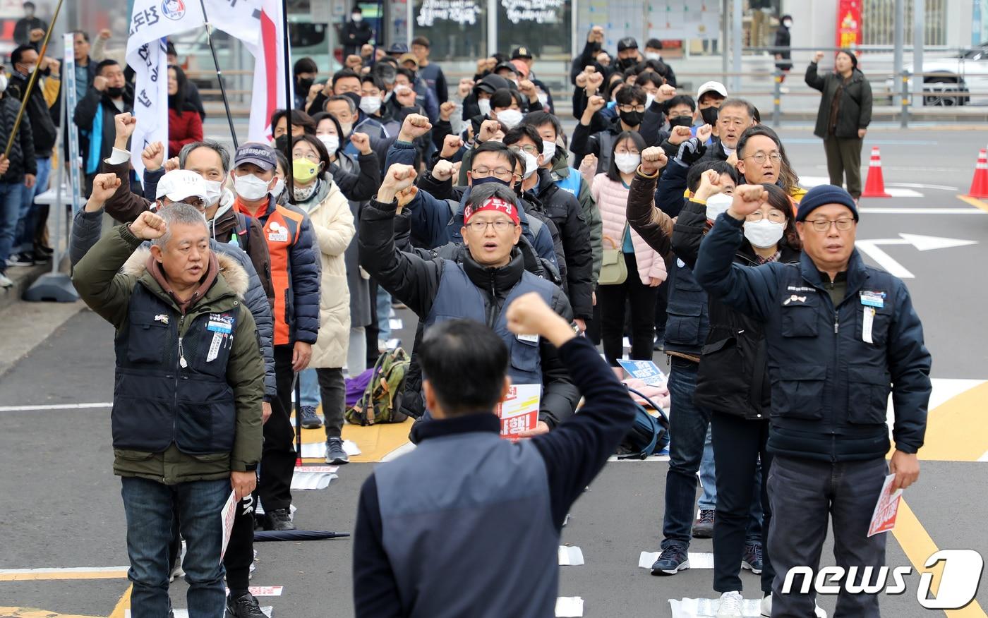 전국민주노동조합총연맹&#40;민주노총&#41; 제주지역본부가 10일 오후 제주시청 앞에서 &#39;2022 제주민중민주민생대회&#39;를 열고 정부를 향해 안전운임제 확대 등을 촉구하고 있다.2022.12.10/뉴스1 ⓒ News1 오미란 기자