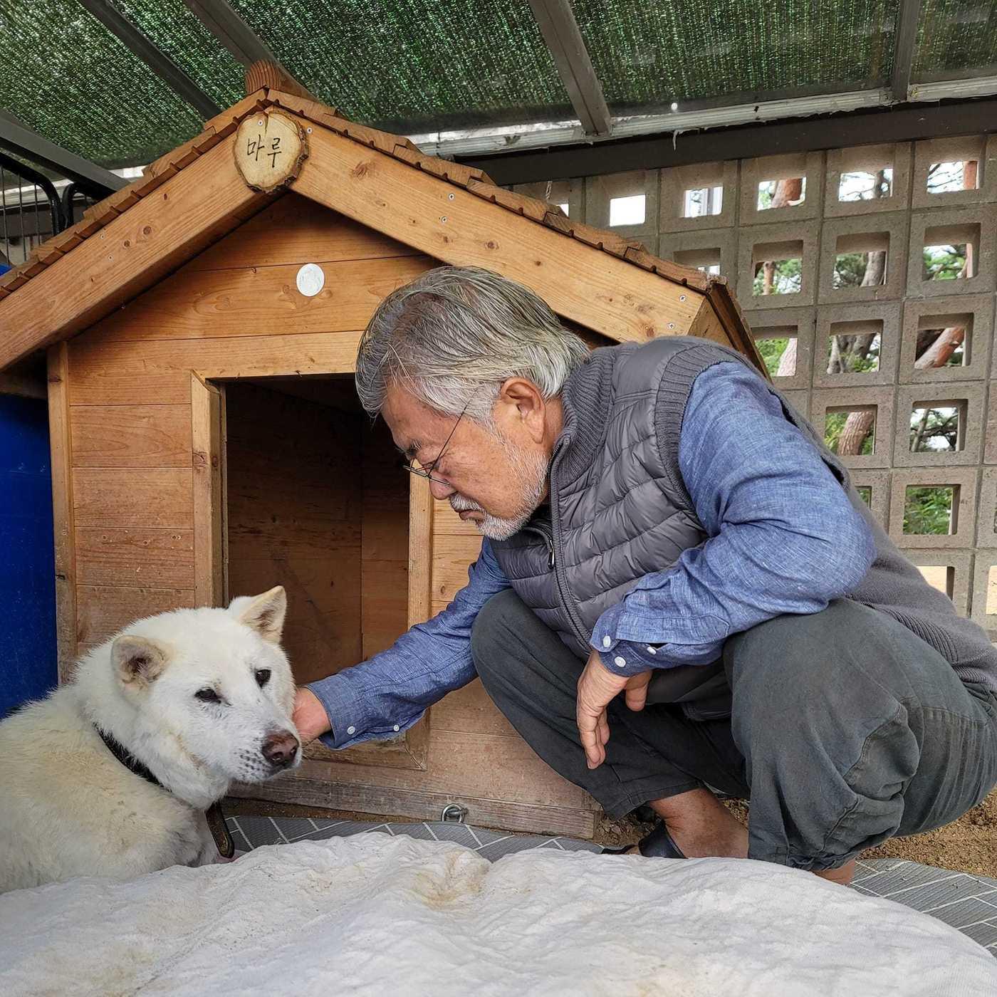 문재인 전 대통령과 풍산개 마루. &#40;문재인 전 대통령 페이스북 갈무리&#41; 2022.12.10/뉴스1