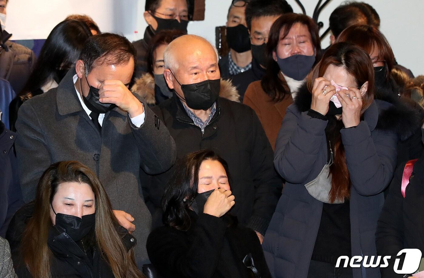 이태원 참사 희생자 유가족들이 10일 오후 서울 중구 달개비에서 이태원 참사 유가족협의회 창립선언 기자회견 중 오열하고 있다. 2022.12.10/뉴스1 ⓒ News1 박지혜 기자