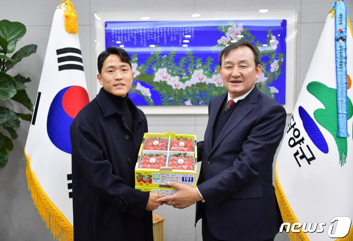 이병노 담양군수&#40;오른쪽&#41;가 12일 군청을 방문한 축구 국가대표 나상호 선수에게 지역 특산품을 전달하고 있다.&#40;담양군 제공&#41;2022.12.12/뉴스1 ⓒ News1