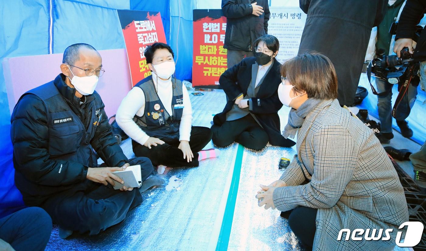 박진 국가인권위원회 사무총장이 12일 오후 서울 여의도 국회 앞에 마련된 공공운수노조 화물연대본부 농성장을 찾아 현정희 공공운수노조 위원장, 이봉주 화물연대본부 위원장과 대화하고 있다. 2022.12.12/뉴스1 ⓒ News1 구윤성 기자