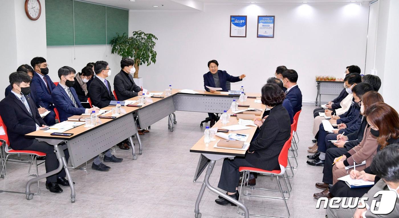 강기정 광주시장이 12일 오후 광산구 광주신용보증재단을 방문해 업무보고를 받고 있다. &#40;광주시 제공&#41; 2022.12.12/뉴스1 ⓒ News1 