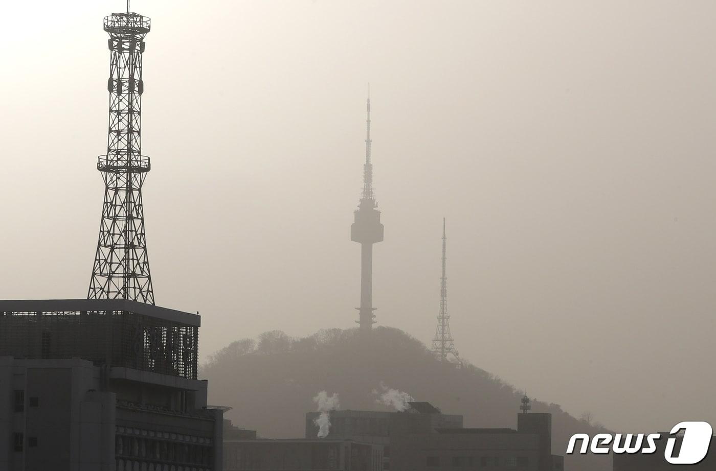 13일 오전 서울 종로에서 바라본 남산이 미세먼지로 흐릿하다. 2022.12.13/뉴스1 ⓒ News1 구윤성 기자