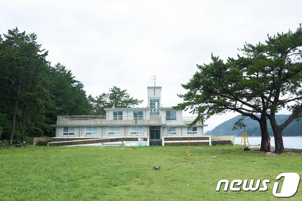 경남 통영시 용초도 내 한산초 용호분교장 전경.&#40;통영시 제공&#41;