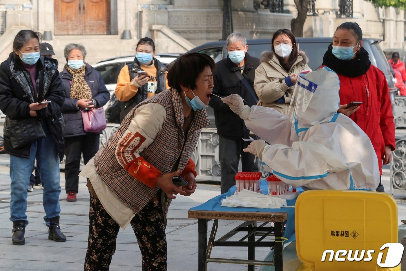 중국에서 코로나19 확진자가 폭증한 가운데 지난해 12월10일&#40;현지시간&#41; 후베이성 우한에서 코로나19 검사를 받는 시민들. 22.12.10 ⓒ 로이터=뉴스1 ⓒ News1 김예슬 기자