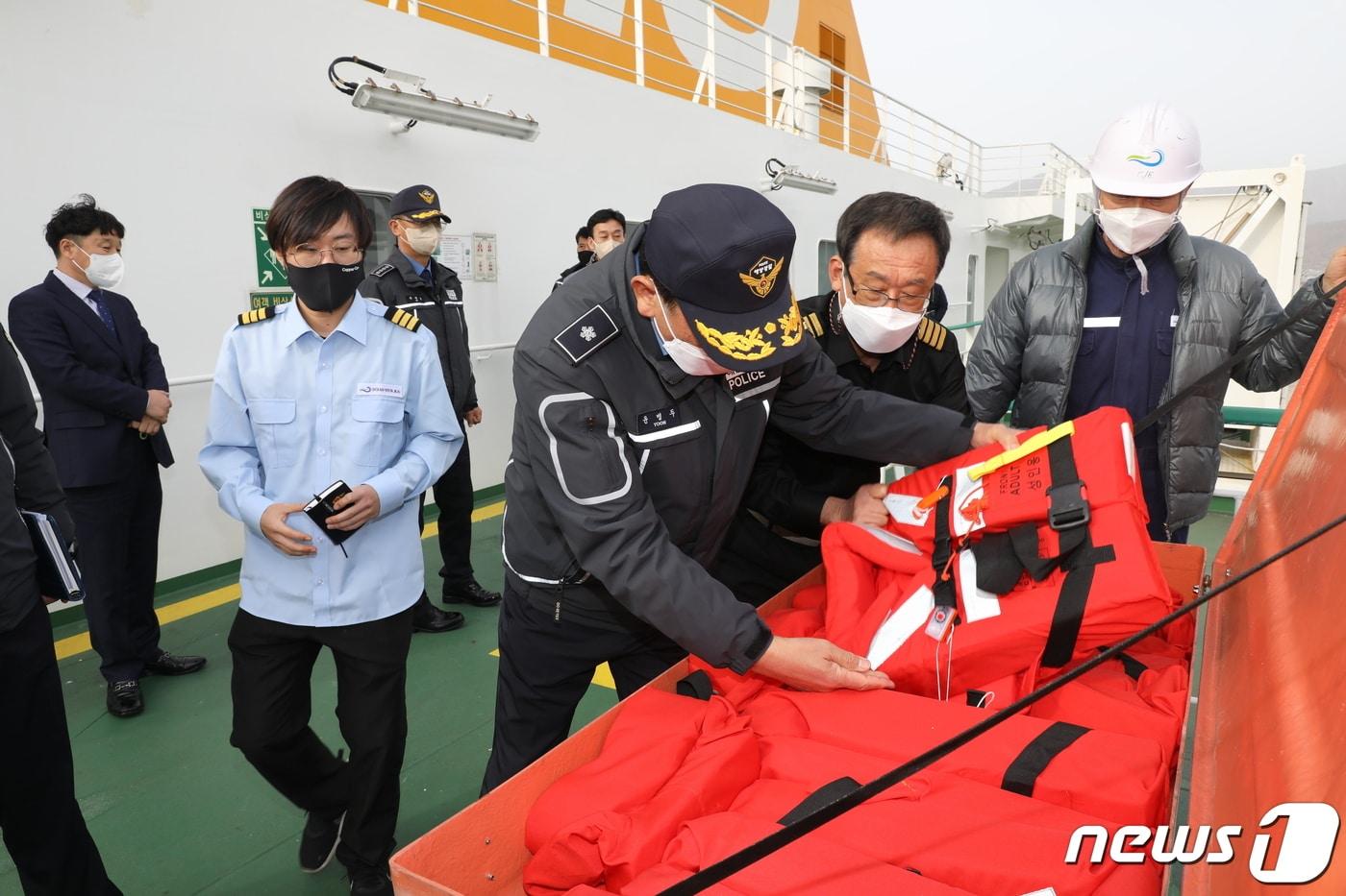  13일 오후 윤병두 남해지방해양경찰청장이 관내 여객선을 찾아 구명설비를 점검하고 있다.&#40;남해해경 제공&#41;