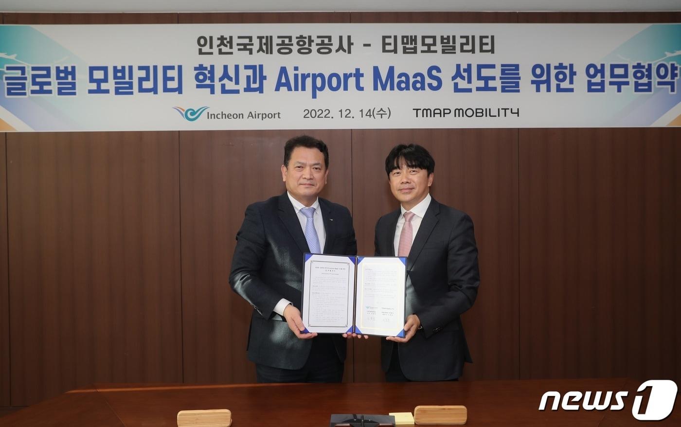 김경욱 인천공항공사 사장&#40;왼쪽&#41;이 티맵모빌리티와 &#39;글로벌 모빌리티 혁신과 공항마스&#40;Airport MaaS&#41; 선도를 위한 업무협약&#39;을 체결한 뒤 기념사진을 촬영하고 있다.&#40;인천공항공사 제공&#41; / 뉴스1