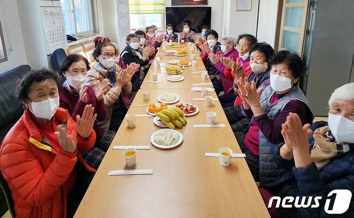 나주시&#40;시장 윤병태&#41;가 어르신들의 주 생활공간인 경로당과 마을회관에 입식테이블과 의자 보급을 시작하면서 호응을 얻고 있다. ⓒ News1