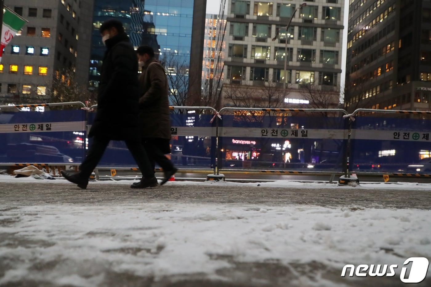 대설주의보가 내려진 가운데 퇴근하는 시민들. /뉴스1 ⓒ News1 황기선 기자