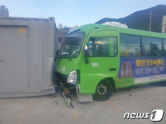 지난 12일 오전 9시30분쯤 부산 해운대구 청사포 방파제 인근 주차장에서 마을버스가 도로경계석과 행인을 잇달아 들이받았다. 사진은 사고 현장.&#40;부산경찰청 제공&#41;