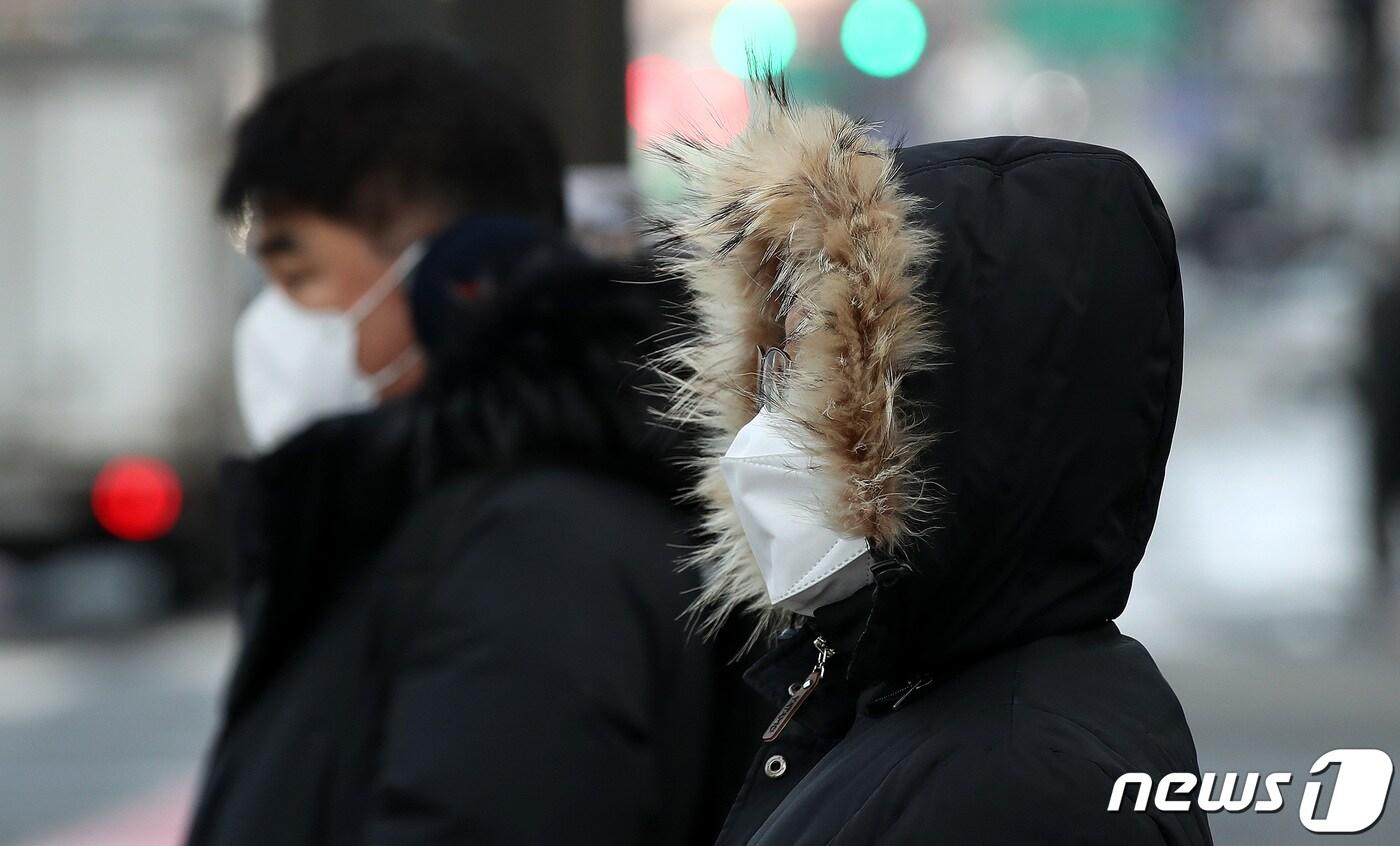 서울 청계천 인근에서 시민들이 잔뜩 움츠린채 출근하고 있다. /뉴스1 ⓒ News1 박지혜 기자