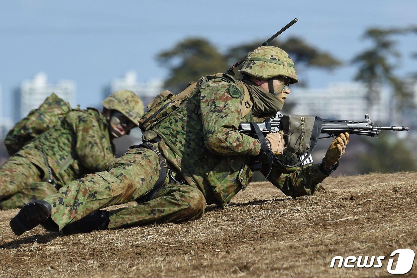 일본 지바현 후나바시에 있는 나라시노 훈련장에서 일본 지상자위대 제1공수여단 장병들이 훈련에 임하고 있다. 2019.01.13 ⓒ AFP=뉴스1 ⓒ News1 권진영 기자