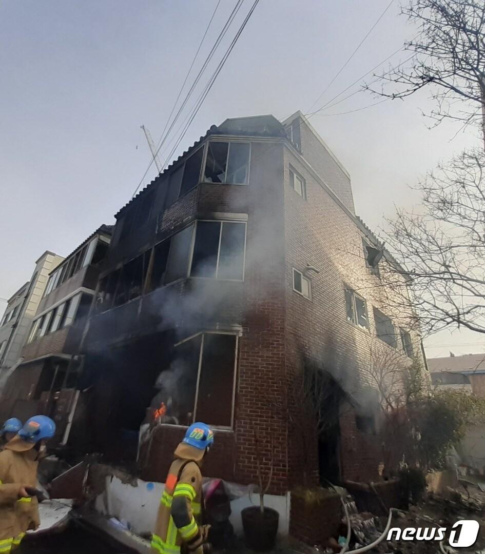 16일 오후 2시6분 대구 중구 동인동3가 3층짜리 집합건물에서 원인을 알 수 없는 불이나 40대 여성 1명이 숨졌다. &#40;대구소방본부 제공&#41; 2022.12.16/뉴스1