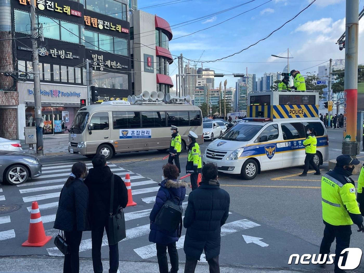 제17회 부산불꽃축제가 열리는 17일 오후 부산 광안리해수욕장 인근 도로에 &#39;혼잡안전관리차량&#39;이 배치돼 인파관리를 하고 있다.2022.12.17/뉴스1 ⓒ News1 이유진 기자