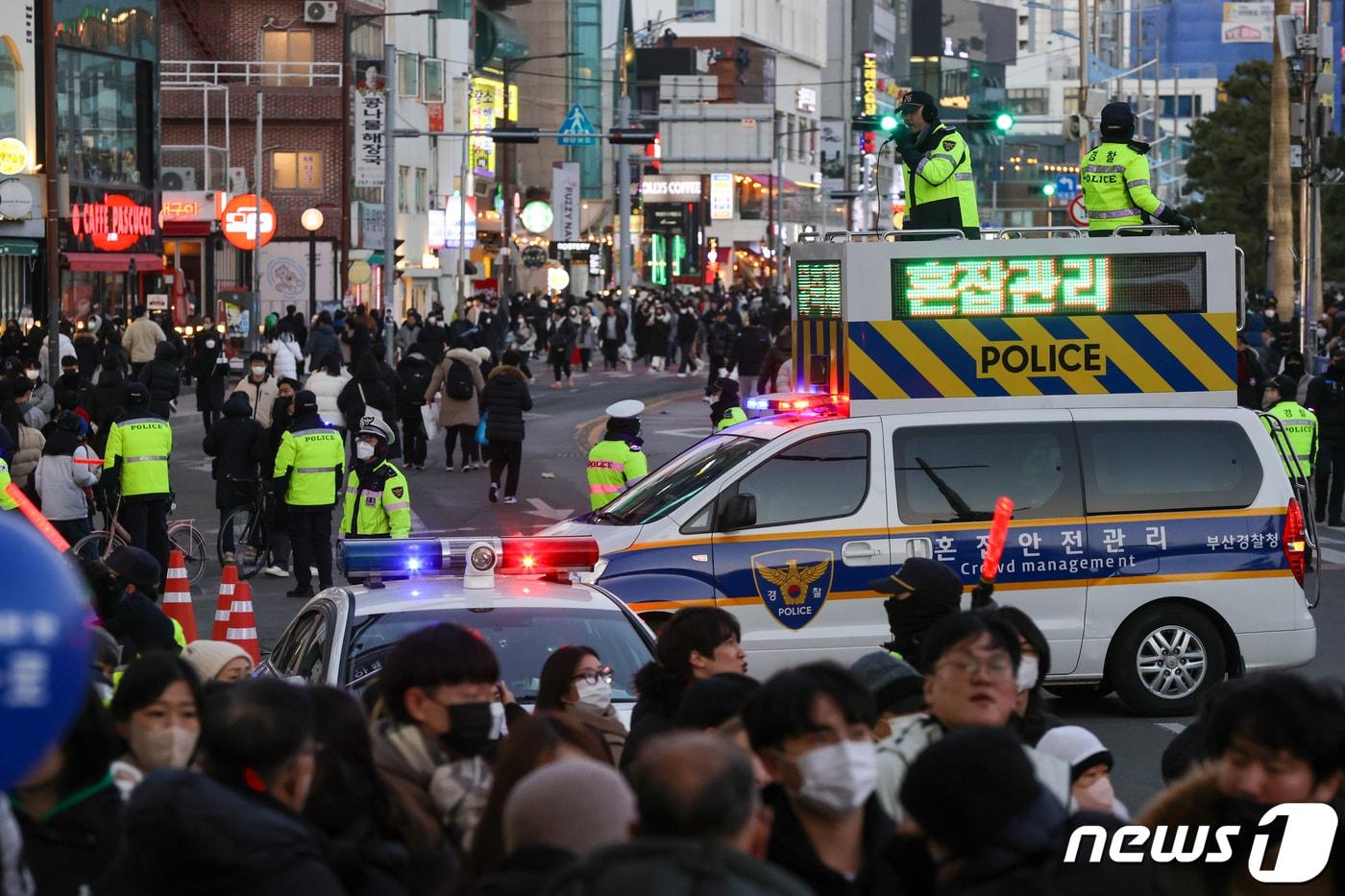 지난해 12월17일 부산 수영구 광안리해수욕장 일대에서 열리는 &#39;제17회 부산불꽃축제&#39;를 앞두고 경찰관들이 &#39;혼잡안전관리차량&#39;에 올라 인파 통제를 하고 있다. 2022.12.17/뉴스1 ⓒ News1 DB