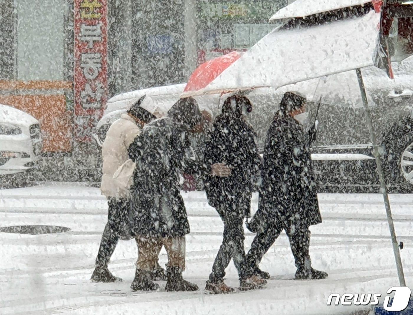 대설주의보가 내려진 17일 광주 한 도로에서 보행자들이 폭설 속에서 조심스레 걸어가고 있다. 2022.12.17/뉴스1 ⓒ News1 서충섭 기자