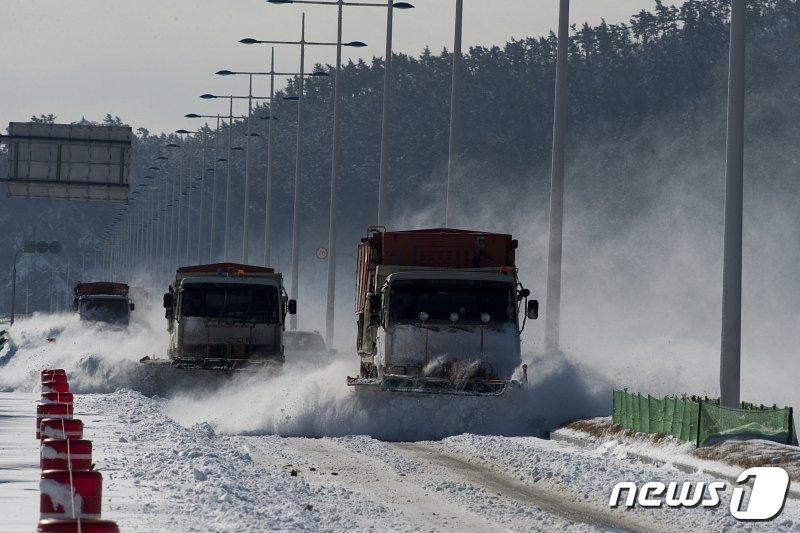 전북 군산시가 2단계 비상근무 운영과 함께 신속한 제설작업을 벌이고 있다.&#40;군산시 제공&#41; 2022.12.18/뉴스1