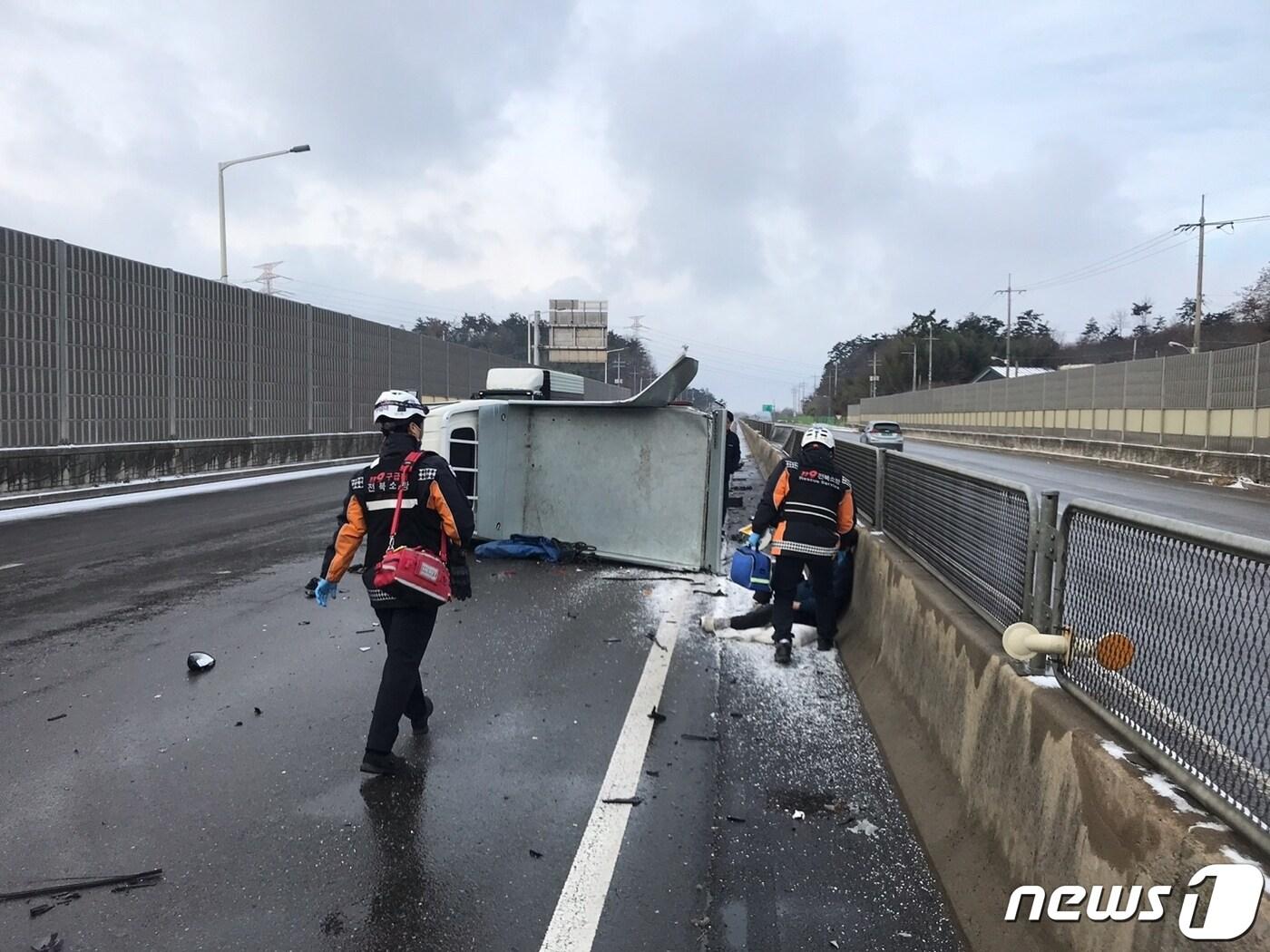 17일 오전 9시44분께 전북 군산시 신관동 신관교차로 부근에서는 빙판길에 화물차 한 대가 전도됐다. 이 사고로 1명이 경상을 입고 병원으로 옮겨졌다.