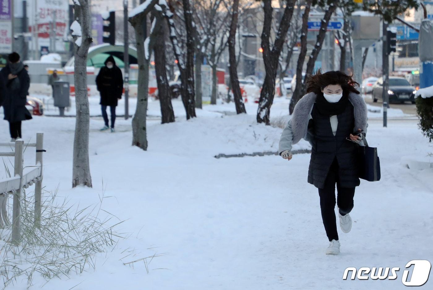 사흘째 많은 눈이 내린 19일 오전 광주 서구 치평동 일대에서 출근길에 오른 시민들이 발걸음을 옮기고 있다. 2022.12.19/뉴스1 ⓒ News1 이수민 기자