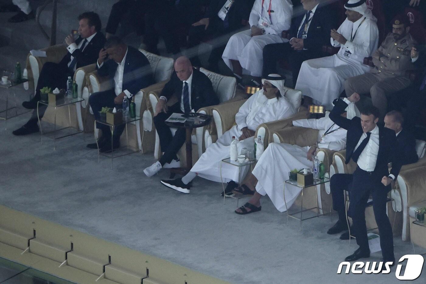 에마뉘엘 마크롱 프랑스 대통령이 18일&#40;현지시간&#41; 카타르 루사일 스타디움에서 열린 2022 카타르 월드컵 결승전에서 프랑스의 스트라이커 킬리안 음바페가 두번째 골을 넣자 오른 손을 들어서 환호하고 있다. ⓒ AFP=뉴스1 ⓒ News1 최종일 기자