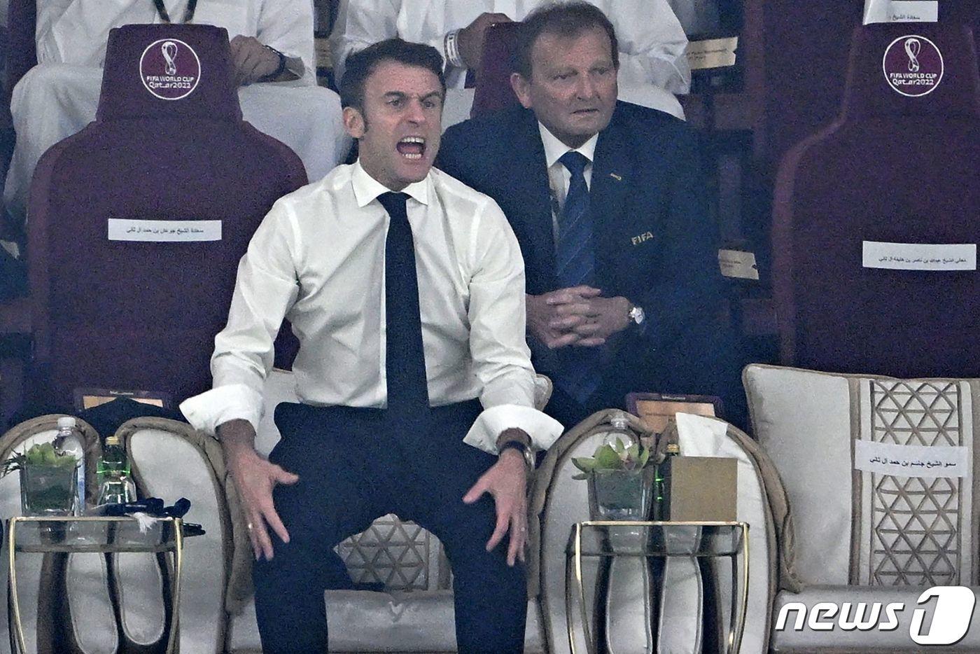 에마뉘엘 마크롱 프랑스 대통령이 18일&#40;현지시간&#41; 카타르 루사일 스타디움에서 열린 2022 카타르 월드컵 결승전을 경기장에서 지켜보며 격정적인 반응을 보이고 있다. ⓒ AFP=뉴스1 ⓒ News1 최종일 기자