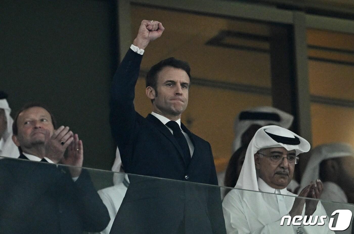 18일&#40;현지시간&#41; 2022 카타르 월드컵 결승전이 열리기 전 에마뉘엘 마크롱 프랑스 대통령이 입을 꾹 다물고 오른 손 주먹을 치켜 올리며 대표팀을 응원하고 있다. ⓒ 로이터=뉴스1 ⓒ News1 권진영 기자