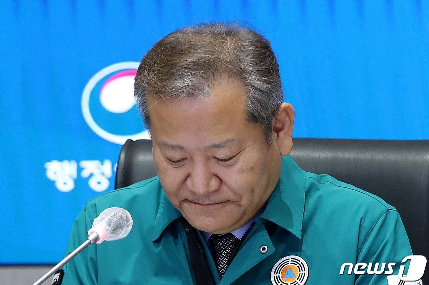 이상민 행정안전부 장관이 2일 서울 종로구 정부서울청사에서 열린 화물연대 집단운송거부·이태원 사고·코로나19 중앙재난대책안전본부 회의에서 모두 발언을 마친 뒤 인사하고 있다. 2022.12.2/뉴스1 ⓒ News1 박지혜 기자