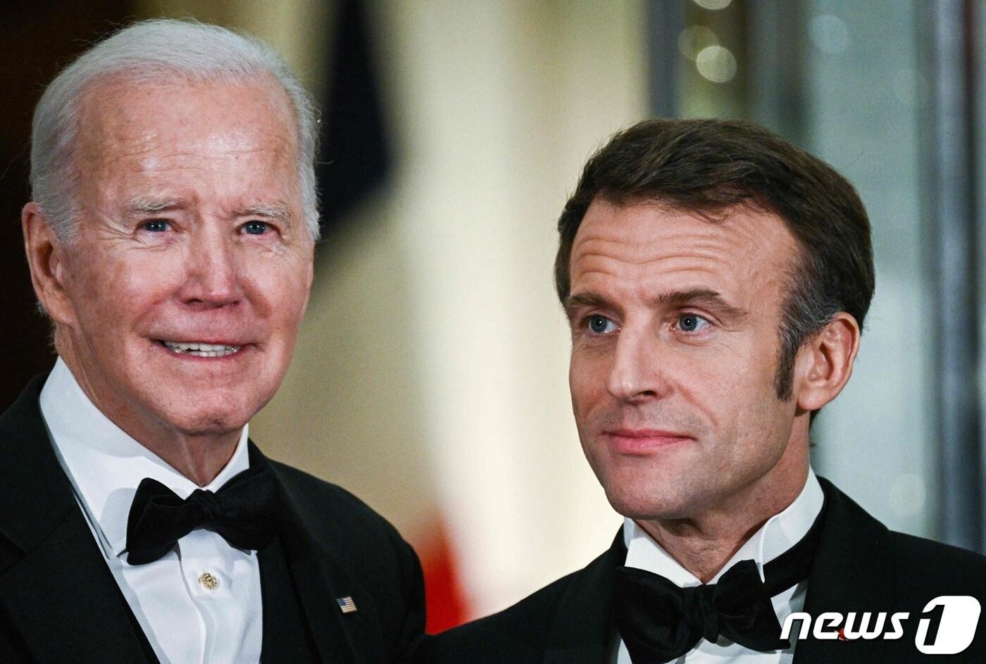 조 바이든 미국 대통령과 에마뉘엘 마크롱 프랑스 대통령이 2022년 12월 1일&#40;현지시간&#41; 워싱턴 백악관에서 열린 국빈 만찬에 도착을 하고 있다. ⓒ AFP=뉴스1 ⓒ News1 우동명 기자