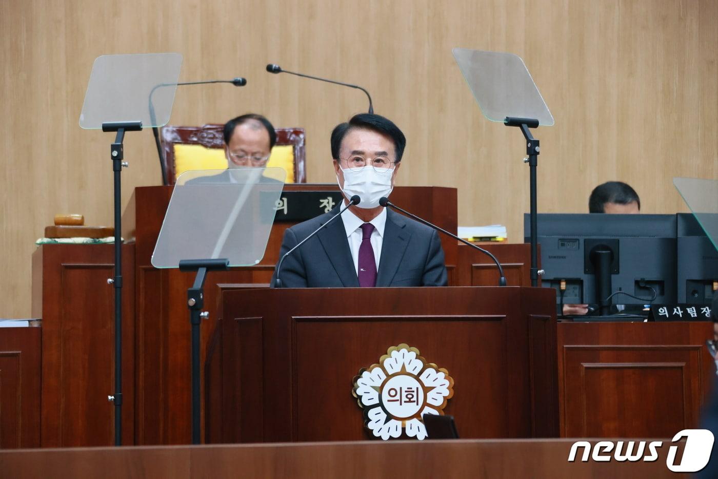 박동식 사천시장이 1일 열린 시의회 본회의에서 내년 시정 운영 방향을 설명하고 있다&#40;사천시 제공&#41;.