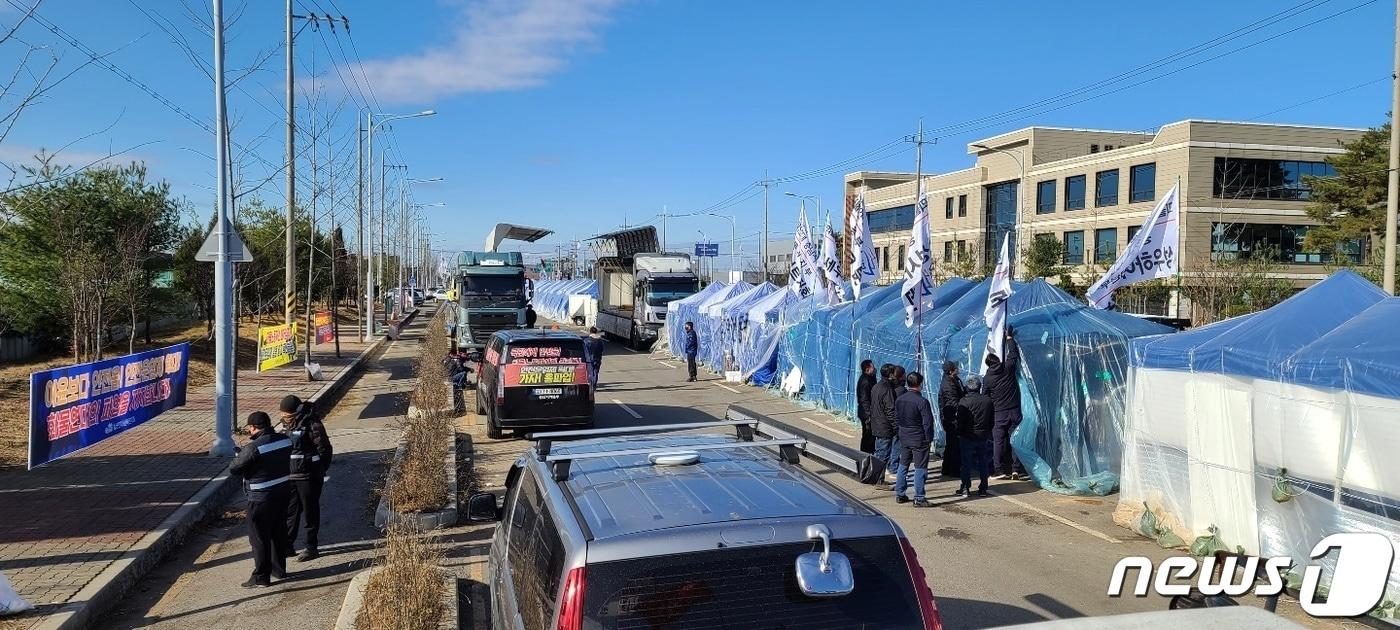 2일 당진 현대글로비스 당진사업소 진출입로에서 화물연대 조합원들이 파업 장기화에 대비해 천막을 추가 설치하고 있다. 2022.12.02/ⓒ뉴스1 이찬선 기자