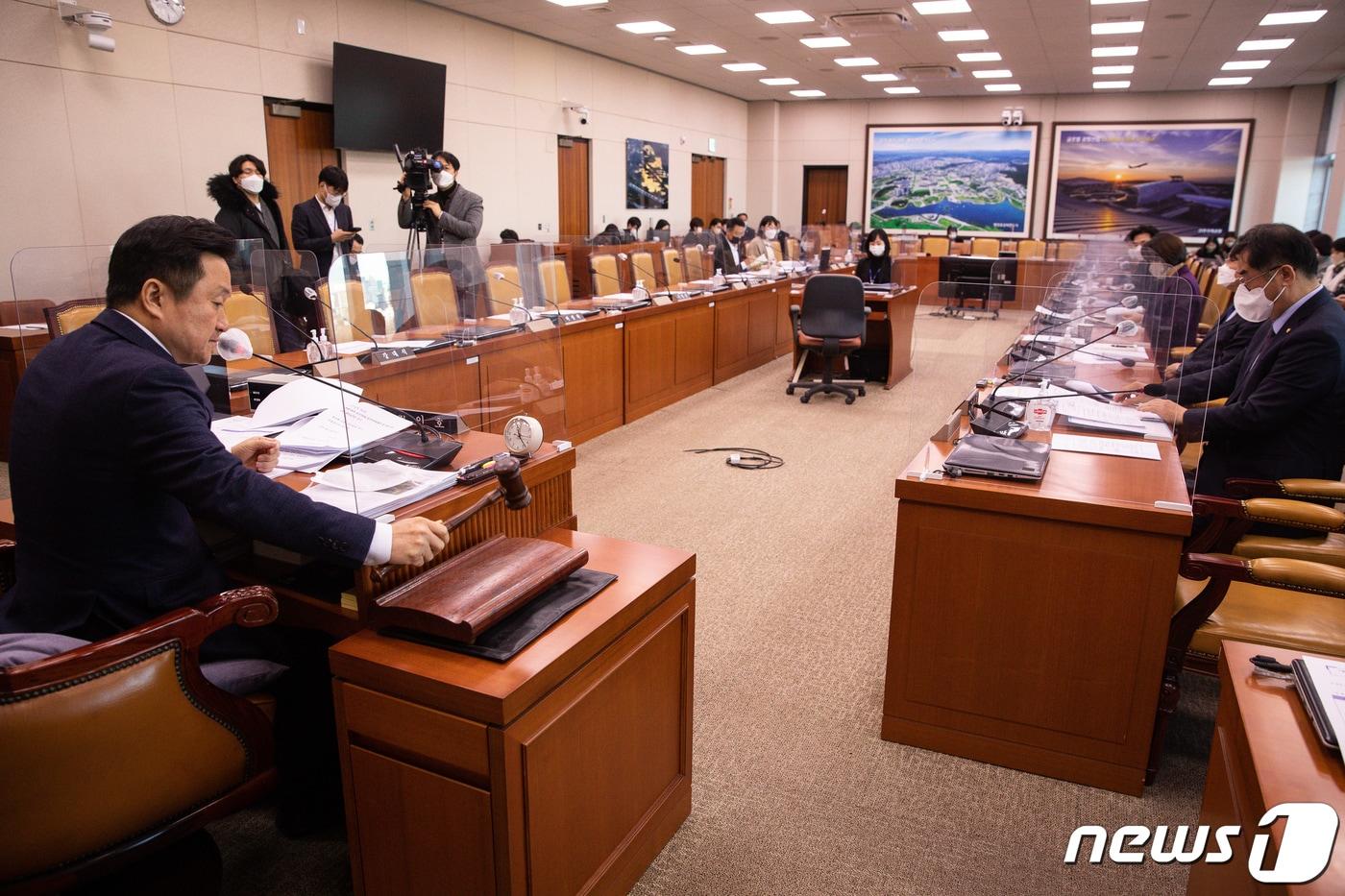 최인호 국회 국토교통위원회 교통법안심사소위원장이 2일 서울 여의도 국회에서 열린 제400회 국회&#40;정기회&#41; 국토교통위원회 제3차 교통법안심사소위원회에서 의사봉을 두드리고 있다. 화물자동차 운수사업법 일부개정법률안 심사를 위해 열린 이날 회의에는 안전운임제 영구화 등을 요구하며 파업 중인 화물연대 측 관계자들이 출석했으나 국민의힘 위원들과 정부 측은 참석하지 않았다. 2022.12.2/뉴스1 ⓒ News1 유승관 기자