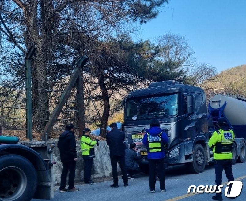 2일 오전 강원 영월군 한일현대시멘트 앞에서 국토교통부와 영월군청 관계자들이 경찰 기동대의 엄호 속에 민주노총 공공운수노조 화물연대본부 노조원 차량 8대에 업무개시명령서를 부착하고 있다.&#40;강원경찰청 제공&#41; 2022.12.2./뉴스1 ⓒ News1 이종재 기자