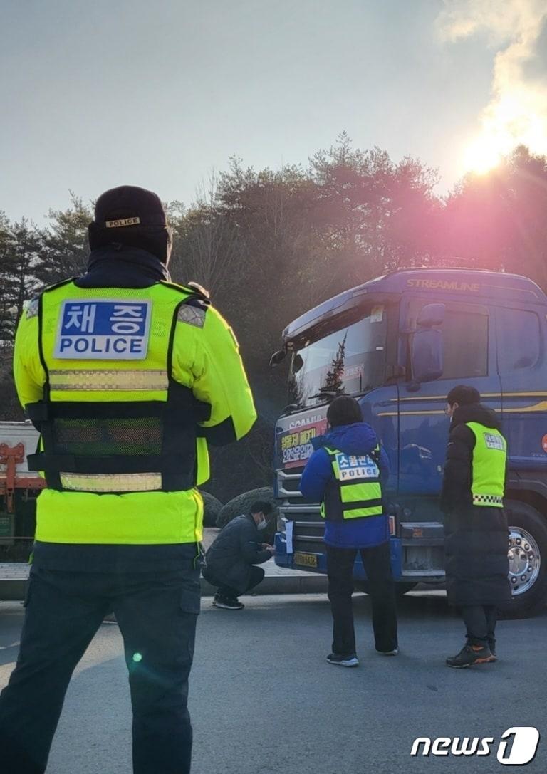 2일 오전 강원 영월군 한일현대시멘트 앞에서 국토교통부와 영월군청 관계자들이 경찰 기동대의 엄호 속에 민주노총 공공운수노조 화물연대본부 노조원 차량 8대에 업무개시명령서를 부착하고 있다.&#40;강원경찰청 제공&#41; 2022.12.2./뉴스1 ⓒ News1 이종재 기자