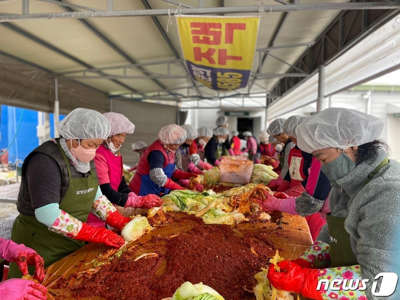 전남 담양군&#40;군수 이병노&#41;은 &#39;김장나눔 대축제&#39;를 진행해 2300세대에 김치를 전달했다고 2일 밝혔다. ⓒ News1