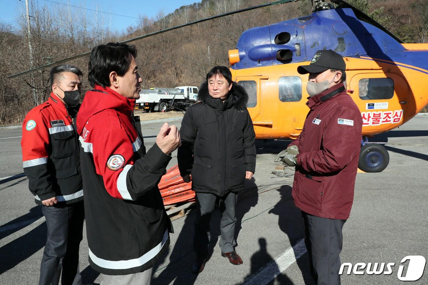 김진태 강원지사&#40;왼쪽 2번째&#41;가 2일 화천군 산불진화용 임차헬기 계류장을 방문해 안전을 점검하고 있다.&#40;강원도 제공&#41; 2022.12.2/뉴스1