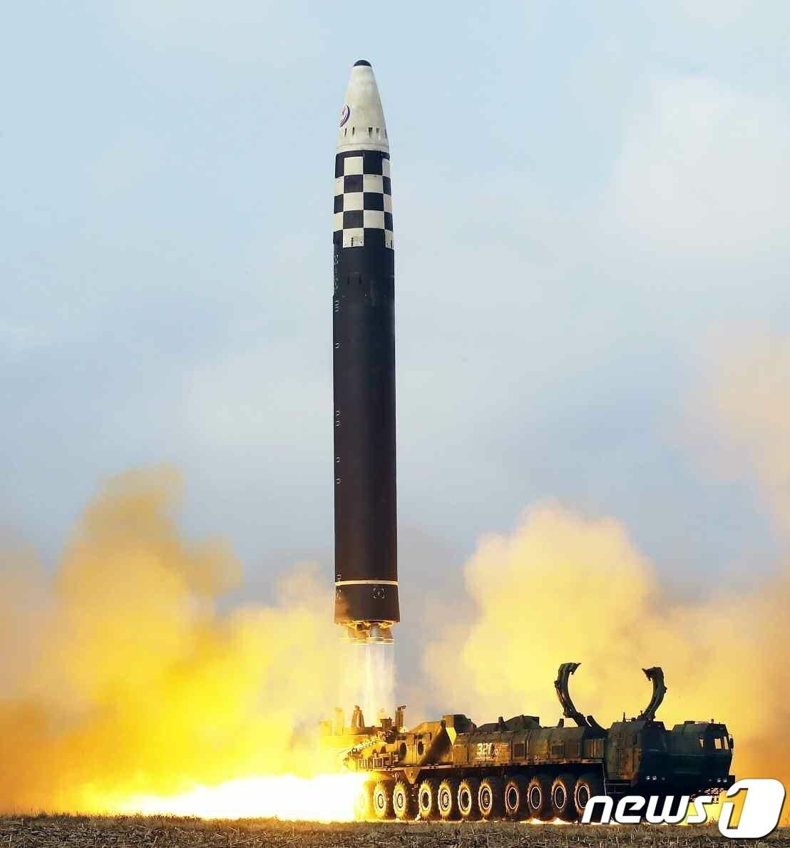 &#40;평양 노동신문=뉴스1&#41; = 북한 대륙간탄도미사일&#40;ICBM&#41; &#39;화성-17형&#39;. [국내에서만 사용가능. 재배포 금지. DB 금지. For Use Only in the Republic of Korea. Redistribution Prohibited] rodongphoto@news1.kr