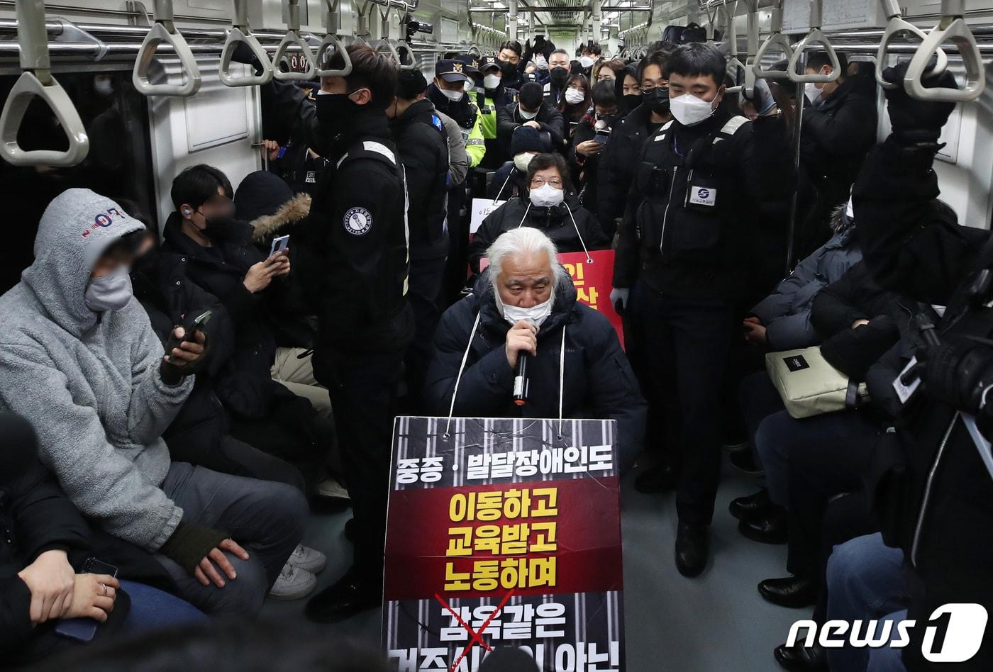 박경석 전국장애인차별철폐연대&#40;전장연&#41; 대표가 20일 오전 서울 광화문역에서 장애인 권리 예산 보장을 촉구하는 지하철 탑승 선전전을 하고 있다. 2022.12.20/뉴스1 ⓒ News1 김민지 기자