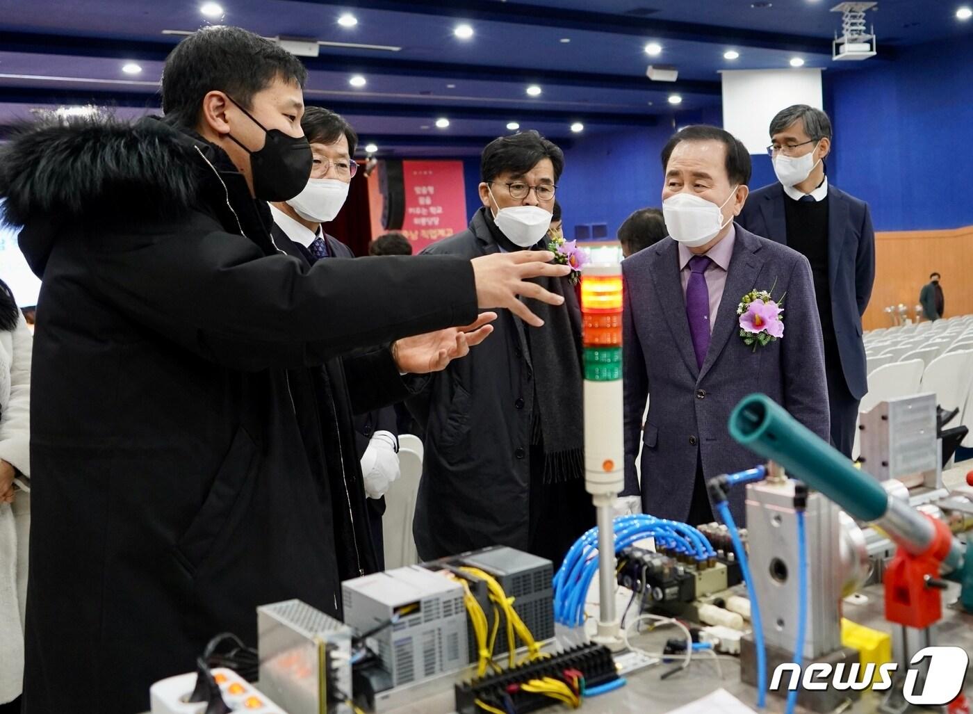 20일 김지철 충남교육감이 천안 한국기술교육대학교에 열린 충남직업교육한마당 행사에서 학생들이 만든 발명품에 대한 설명을 듣고 있다.&#40;충남교육청 제공&#41; /뉴스1